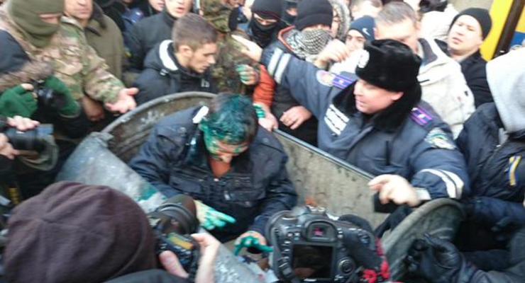 В Харькове депутата горсовета бросили в мусорный бак