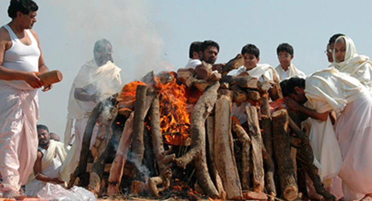 В Индии мужчина очнулся на костре для кремации