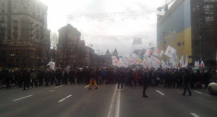 Митингующие под Киевсоветом перекрыли Крещатик
