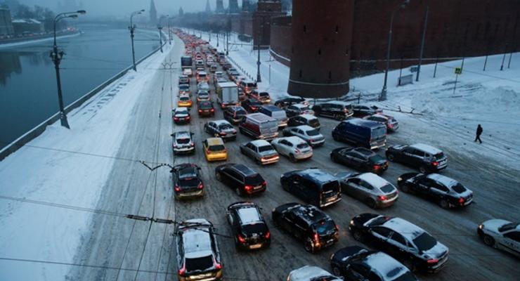 Москва второй день стоит в пробках из-за снегопада