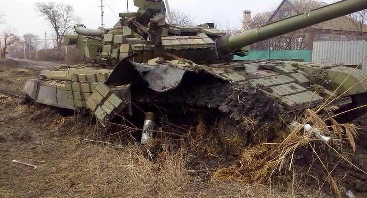 Под Мариуполем подбили танк с российскими военными – СМИ