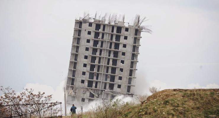 В Севастополе неудачно взорвали дом, вышла "Пизанская башня"