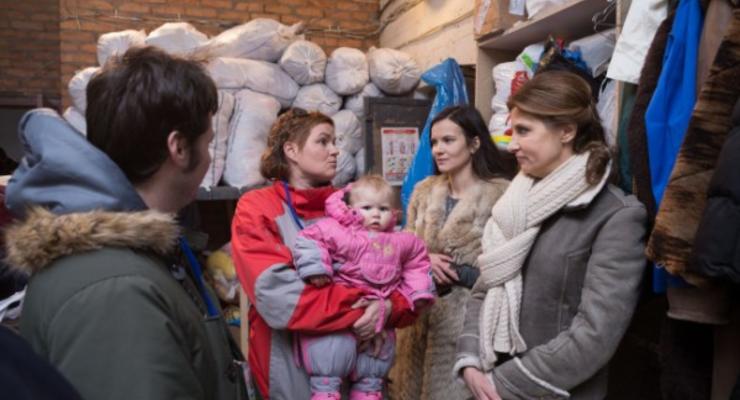 Жена Порошенко осмотрела главный волонтерский пункт в Киеве