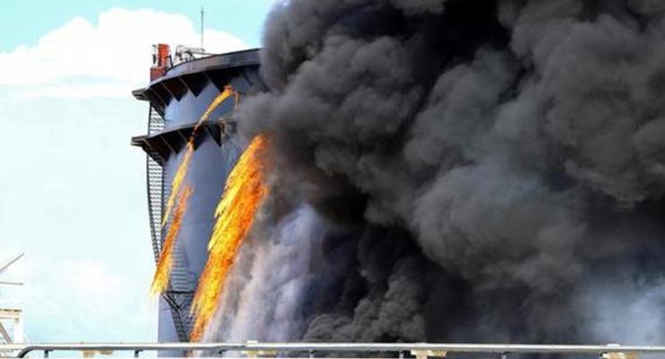 В ливийском порту загорелись три нефтехранилища