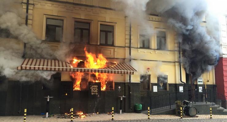 Пожар в центре Киева: на Воздвиженке горит ресторан, 26 декабря