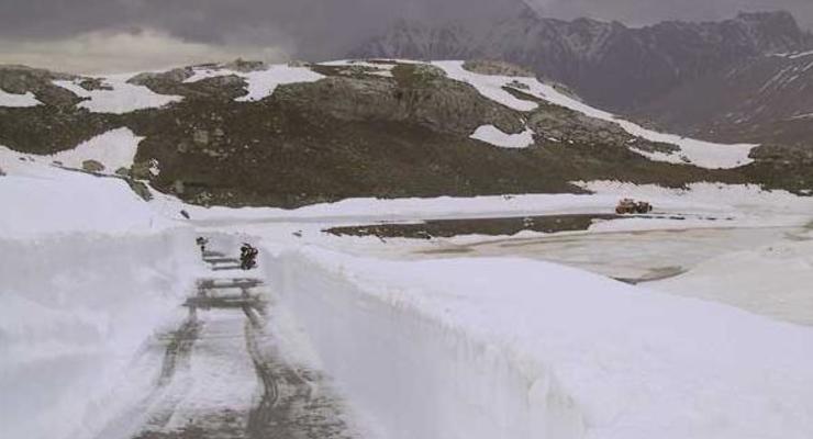 Во Франции тысячи машин заблокированы в горах из-за снегопадов