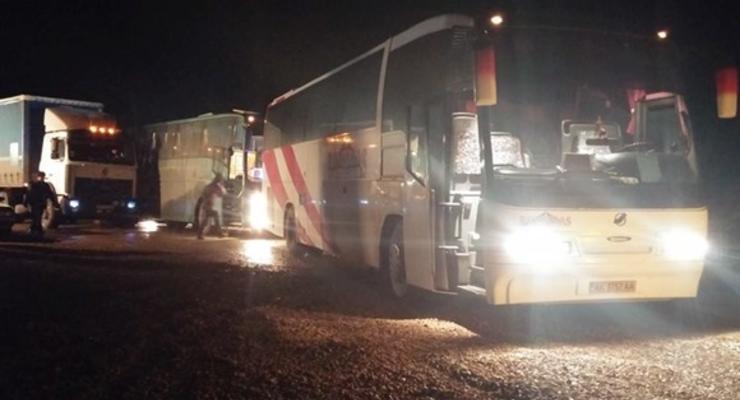Пассажиров отмененных поездов доставляют в Крым спецавтобусами