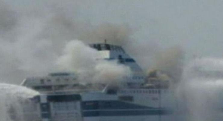 Спасение пассажиров горящего в Адриатике парома затрудняет шторм