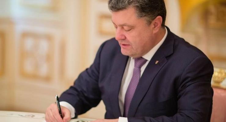 Порошенко подписал закон об отмене внеблокового статуса Украины