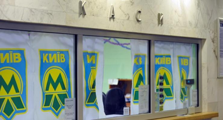 В киевском метро задержали кассира, "наварившего" на жетонах 1 млн. грн