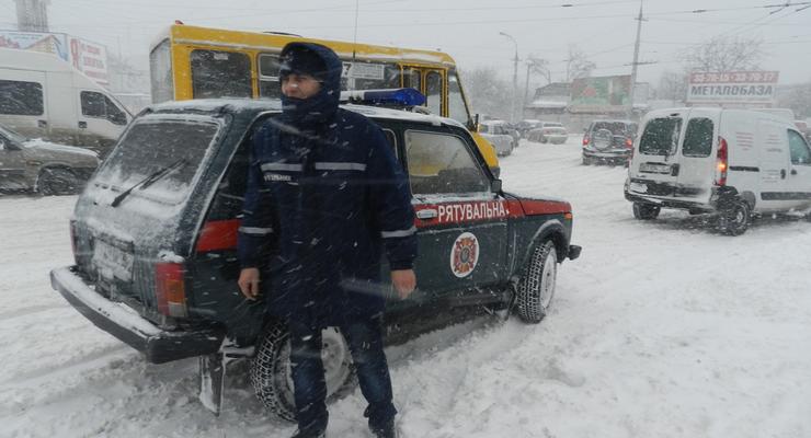 Из-за непогоды в пяти областях Украины ограничено движение транспорта