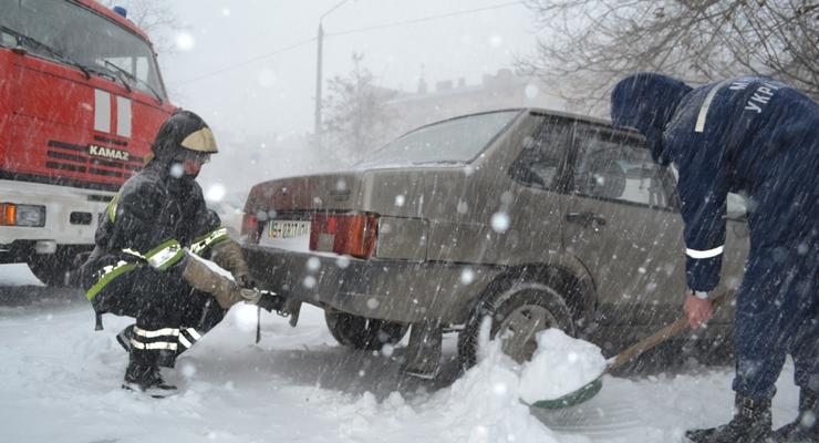 Спасатели освободили из снежных заносов около трех тысяч машин