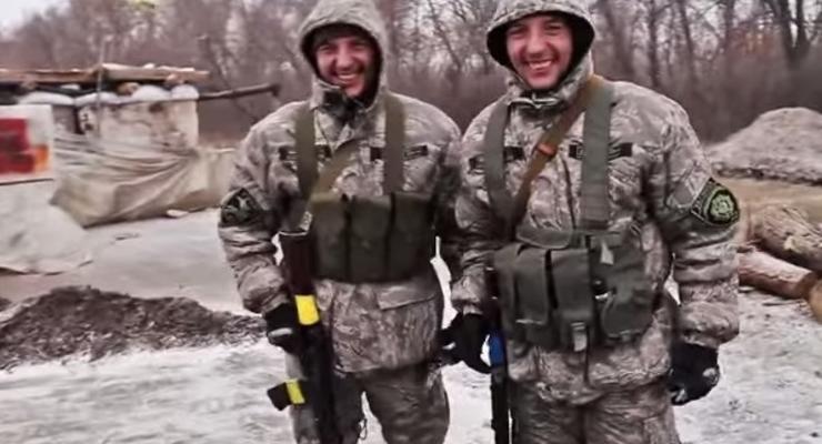 Подъезд к Луганску охраняют воины-близнецы