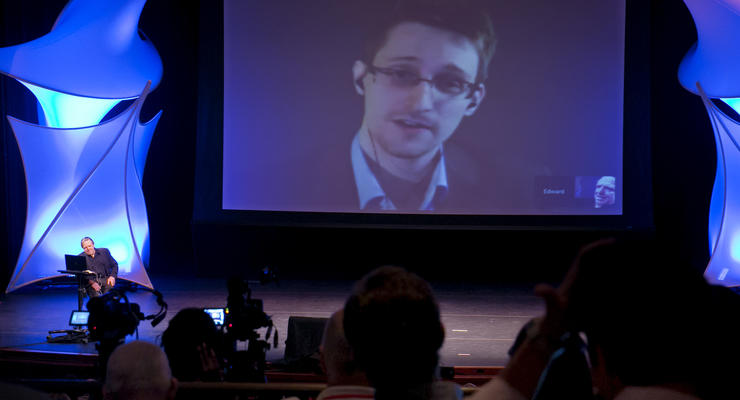 Американский режиссер Оливер Стоун встретился в Москве со Сноуденом