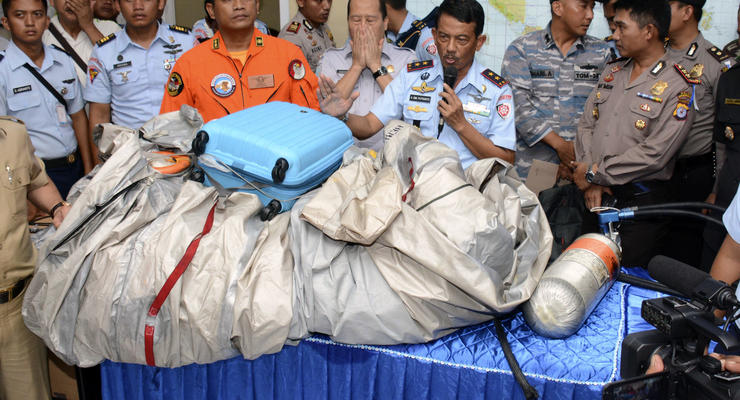 Обнаружены еще три тела с самолета AirAsia