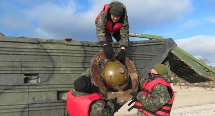 Украинские бойцы установили противодесантные мины на побережье Азовского моря