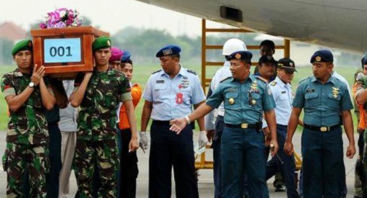 Тела погибших с самолета AirAsia привезли в Сурабаю