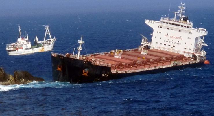 Нефтяной танкер и сухогруз столкнулись у берегов Сингапура: разлилась нефть