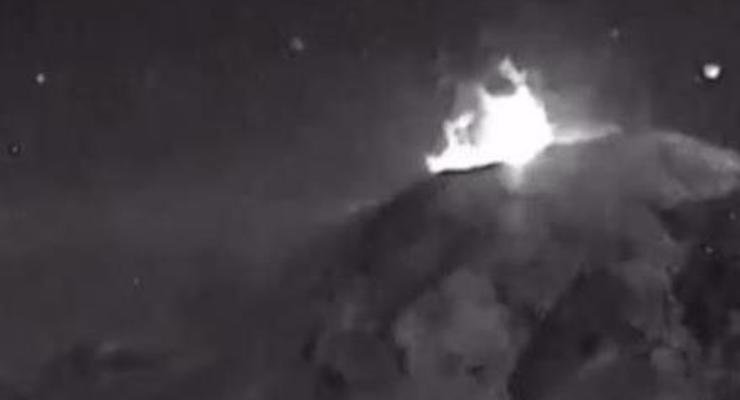 Обнародовано видео момента извержения вулкана Попокатепетль в Мексике