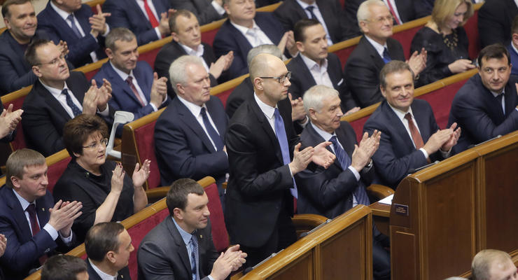 В бюджете-2015 зарплаты депутатам и министрам не сокращали