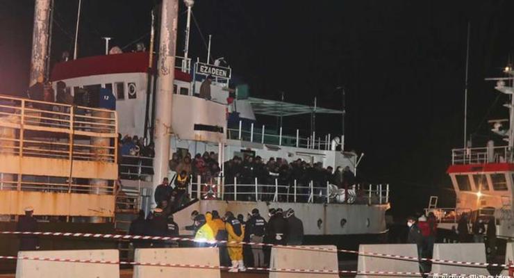 "Корабль-призрак" с 450 беженцами прибыл в Италию