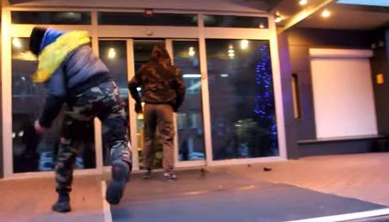 Группа "Реванш" опубликовала видео нападения на офис "Интера"