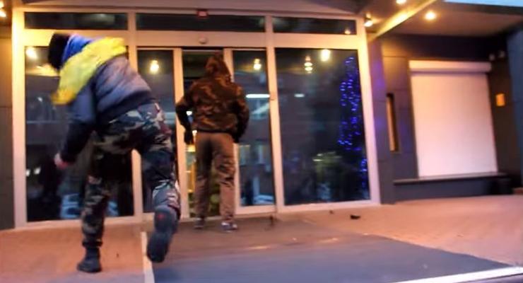Группа "Реванш" опубликовала видео нападения на офис "Интера"