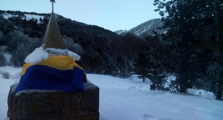 На самой высокой точке Крыма россиянин установил флаг Украины