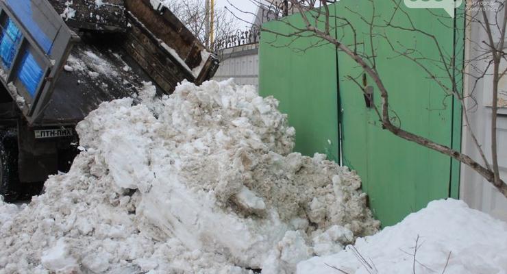 Активисты Кривого Рога отвезли 5 тонн снега под особняк мэра Вилкула