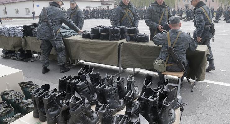Обеспечением армии будут заниматься волонтеры - советник Порошенко