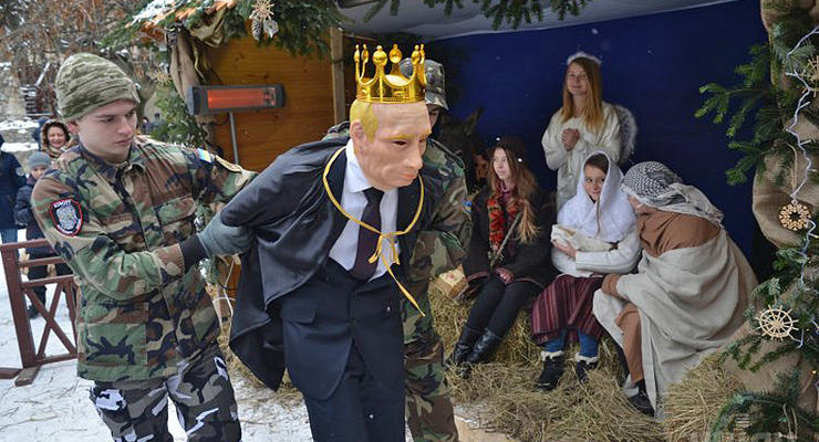 День в фото: "Путин" на рождественском вертепе, автокатастрофа в зоне АТО