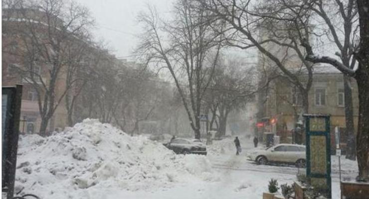 Одессу снова заметает снегом, на дорогах 10-балльные пробки