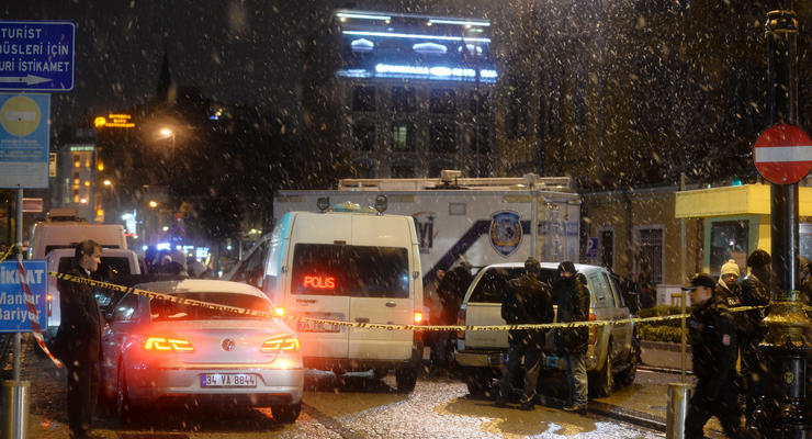 Теракт в Стамбуле: погиб полицейский, есть раненые