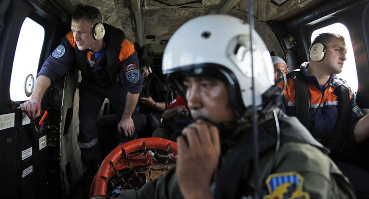 Спасатели нашли хвост разбившегося самолета AirAsia