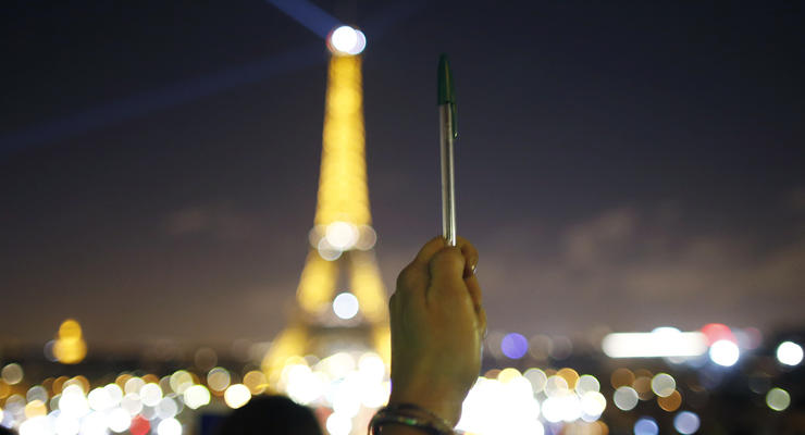 В Париже погасили Эйфелеву башню в память о Charlie Hebdo