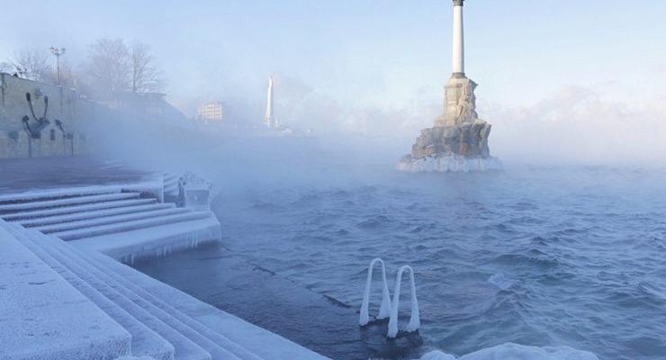 Крым замерз: пирсы покрылись льдом, на паромах включают "Титаник"