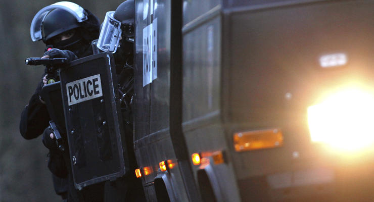 Во Франции полиция проводит спецоперацию: СМИ сообщают о новых жертвах и заложниках