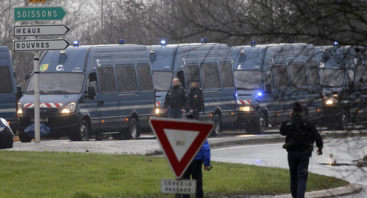 Теракт в Париже: подозреваемые окружены, задействованы 80 тыс. полицейских