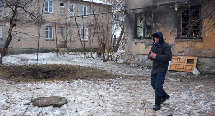 В Донецке с утра слышны залпы и взрывы