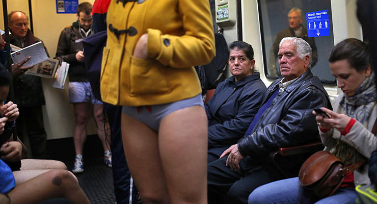 В мегаполисах прошла акция "В метро без штанов"
