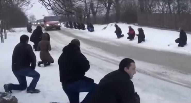 Во Львовской области на коленях прощались с погибшим "киборгом"
