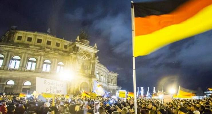 В Германии около 100 тысяч человек выступили против антиисламского движения