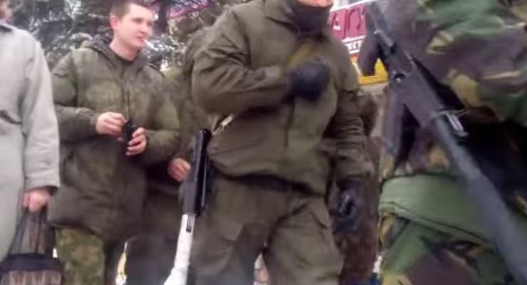 По Луганску "ополченцы" ходят с оружием российского спецназа