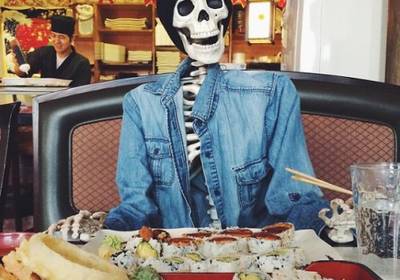 Как обычный скелет живет человеческой жизнью