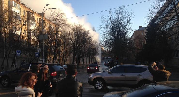 В Киеве прорвало трубу: бьет 10-метровый фонтан