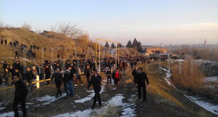 В Армении две тысячи человек окружили военную базу РФ: требуют солдата-убийцу