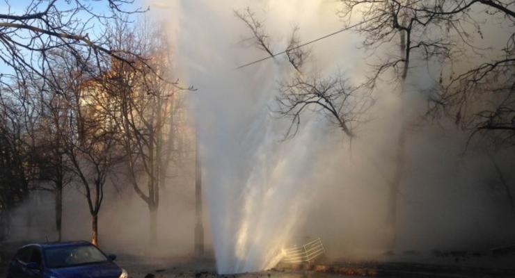 В Киеве на Печерске уже починили трубу, из-за которой бил 10-метровый "гейзер"