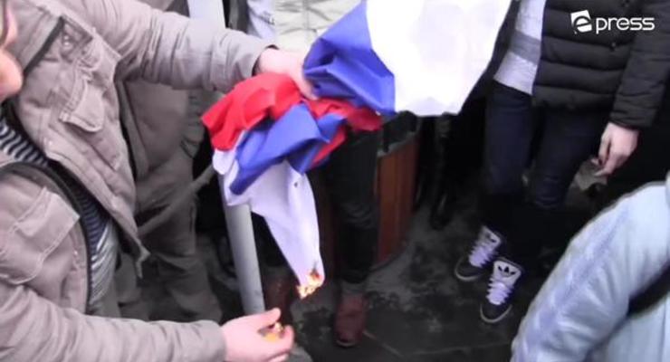 Участники массовых протестов в Ереване пытались сжечь флаг России