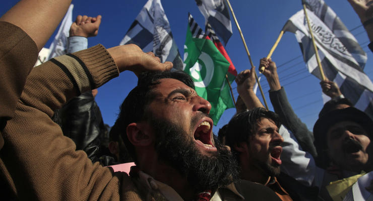 В Пакистане протесты против Charlie Hebdo вылились в стычки с полицией
