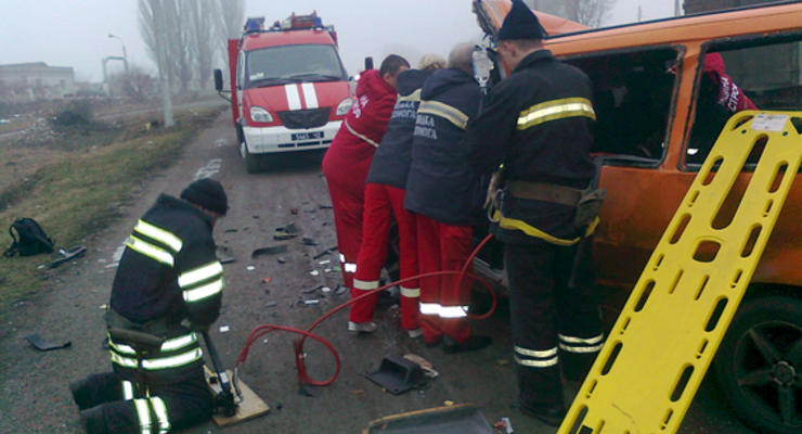 Под Хмельницком столкнулись автобус и грузовик, семеро пострадавших